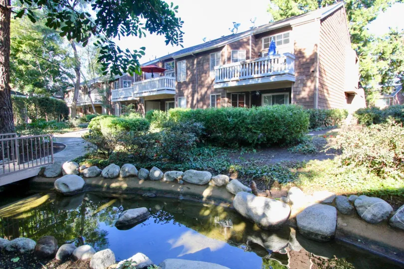 THE FLAT IN THE LAKE GROVE WITH THE STONES, WATER, BALCONIS, UMBRELLA