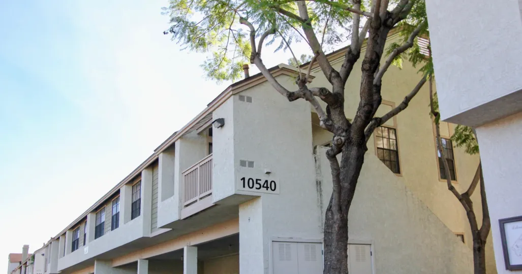 Appartment at the Lakeside in Garden Grove with little a tree