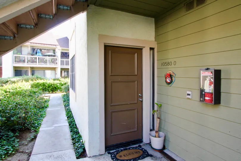 10580 th villa in Lakeside with fire Extinguisher and flower pots