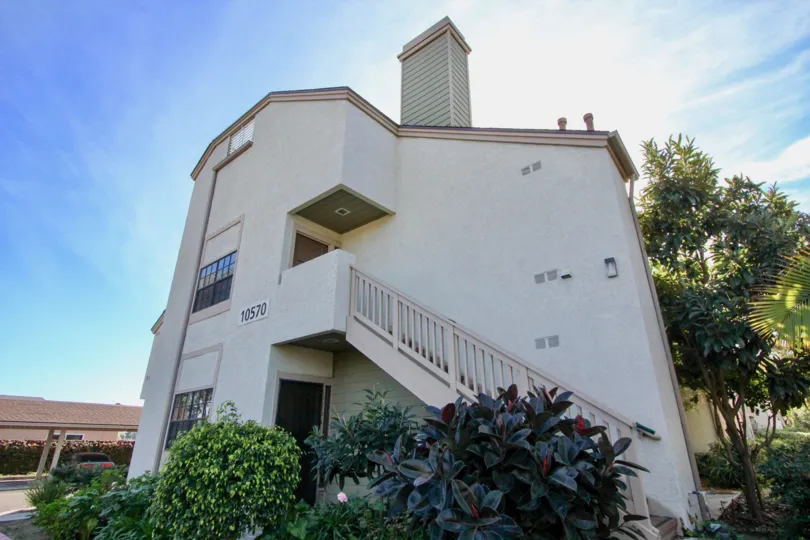 THE 10570 APARTMENT IN THE LAKESIDE WITH THE UPSTAIRS, PLANTS, TREES