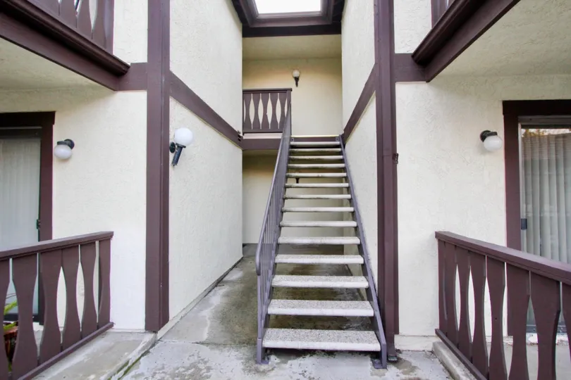 THE INSIDE OF THE HOUSE WITH STEPS, LIGHTS WHICH IS LOCATED IN LES JARDINS