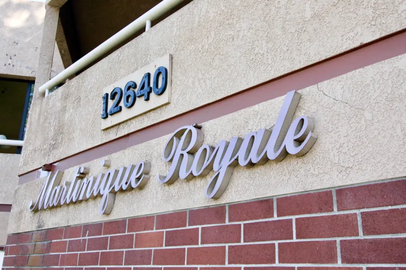 THE 12640 APARTMENT IN THE MARTINIQUE ROYALE WITH THE NAME WALL