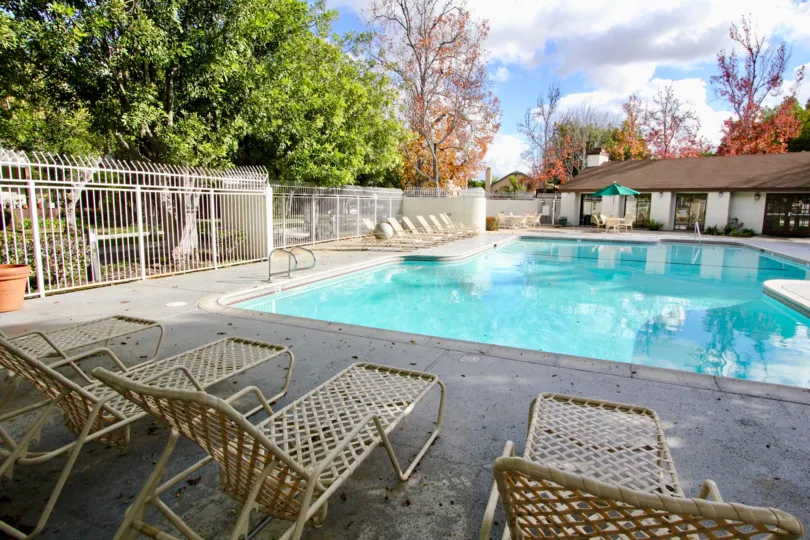 THE APARTMENT IN THE MEADOW BROOK VILLAGE WITH THE UMBRELLA, SWIMMING POOL, CHAIRS