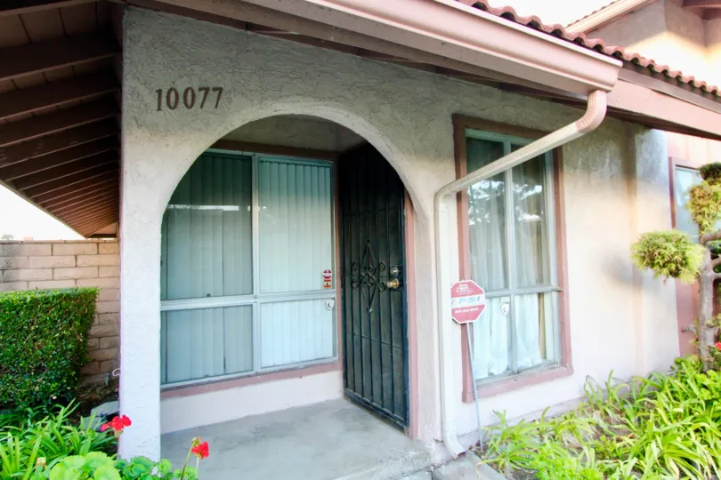 THE 10077 APARTMENT IN THE MONTECITO PLAZA WITH THE PLANTS, TREES