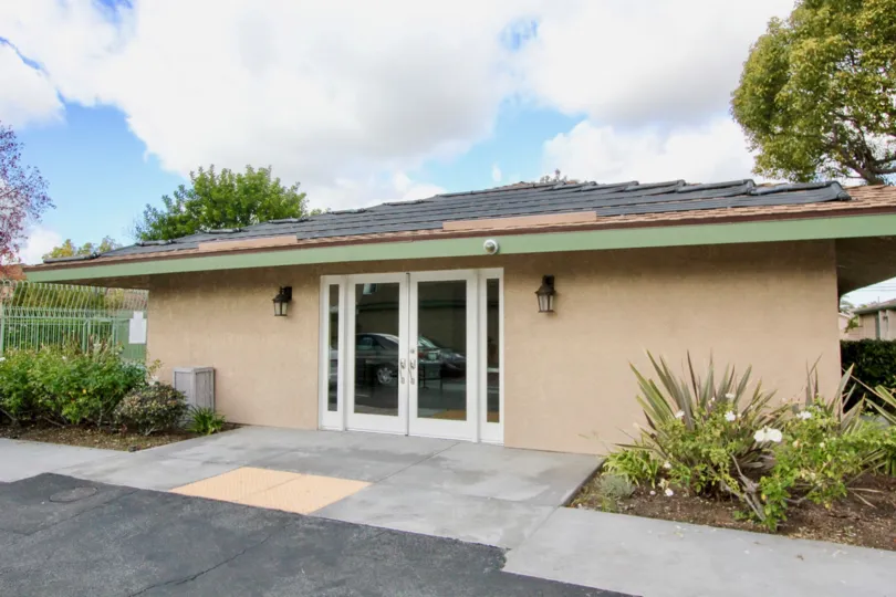 Pacific Gardens Garden Grove Popcorn poppers and free Wi-Fi are standard in rooms at the Pacific Gardens Inn. The rooms include large windows with light wood furnishings and bright bedding. Guests are provided with a daily breakfast and an evening social 