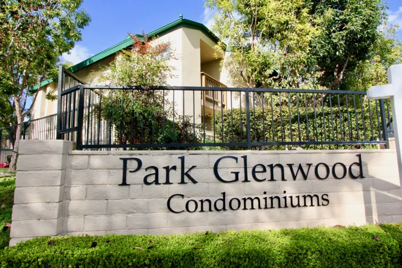 THE HOUSE IN THE PARK GLENWOOD WITH PARK GLENWOOD CONDOMINIUMS WALL, PLANTS, TREES