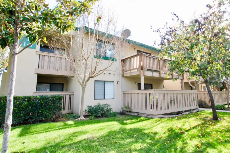 A sunny day in the Glenwood park with an independent house with a garden