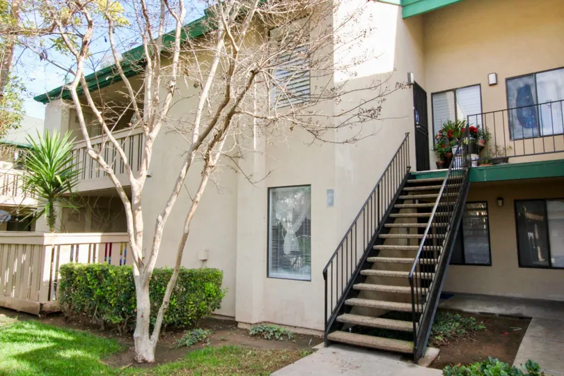 THIS SHOWS THE PATHWAY TO THE HOME THAT IS LOCATED IN THE COMMUNITY OF PARK GLENWOOD WHICH HAVE THE PLANTS AND TREES