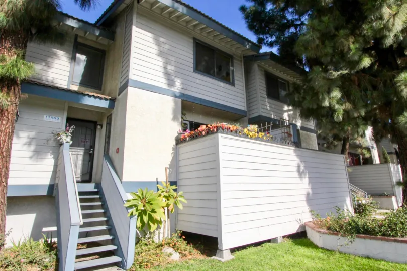 THE FLAT IN THE PINE VILLAS WITH THE UPSTAIRS, FLOWER PLANTS, TREES