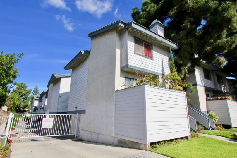 THE FLAT IN THE PINE VILLAS WITH THE GATE, UPSTAIRS, LAWN