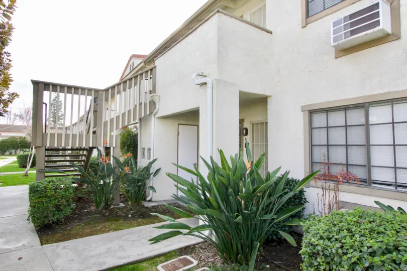 THE HOUSE IN THE SPRING GARDEN VILLAS WITH THE AC, UPSTAIRS, PLANTS, LAWN