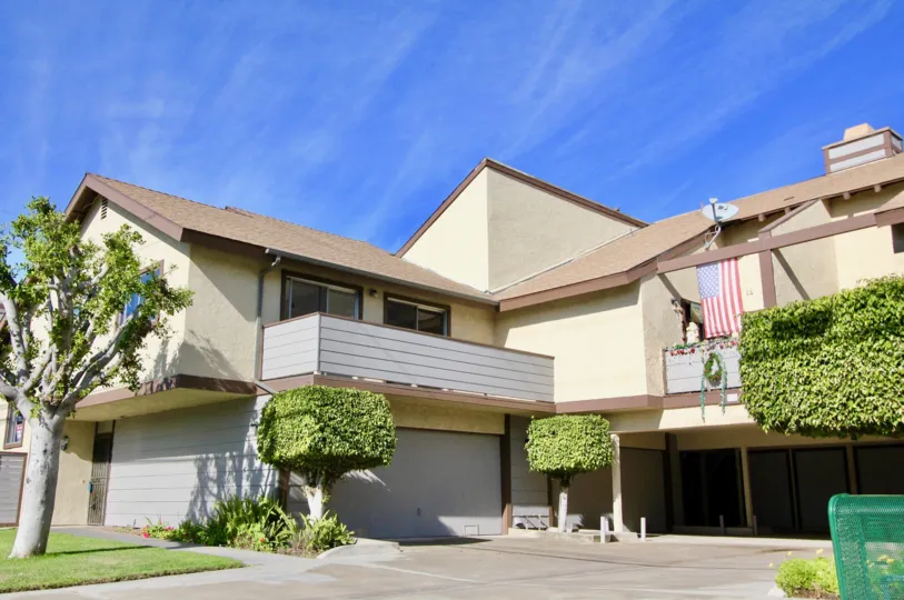 Beautiful Two-Story Standford Plaza Townhouse Available