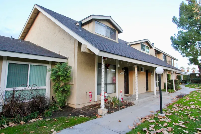 THIS APARTMENTS ARE SHOWN IN THE COMMUNITY OF STONEGATE THAT HAS THE BEAUTIFUL LAWN, TREES, PLANTS, NIGHT LAMB AND THE PATHWAY