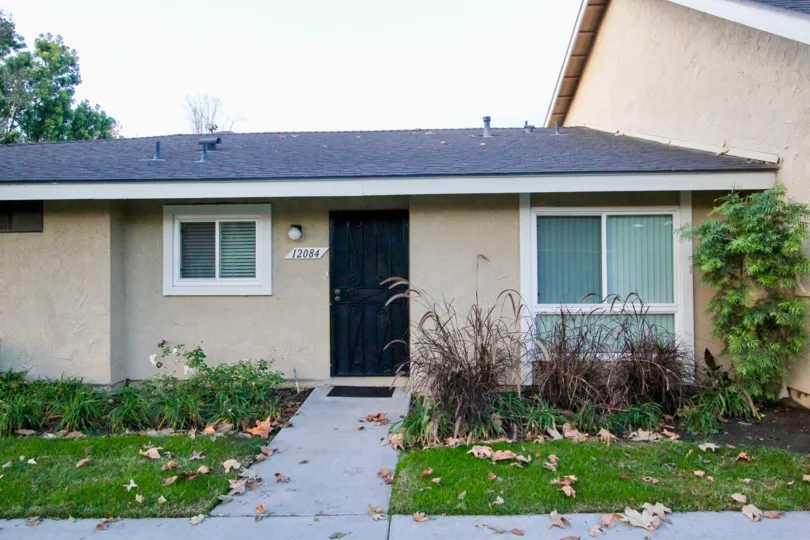 THIS HOME IS PLACED IN THE COMMUNITY OF STONEGATE THAT HAS THE PATHWAY TO THE HOME, SIDEBY PLANTING PLANTS, BEAUTIFUL LAWN AND HAVE THE NUMBER BOARD ON THE WALL OF THE HOME