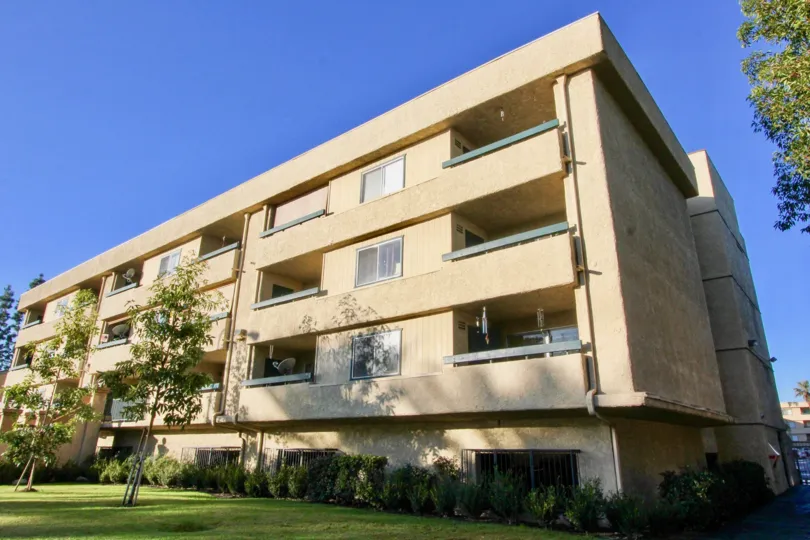 THIS IMAGE REPRESENTS THE APARTMENTS ARE PLACED IN THE COMMUNITY OF THE GROVE, THAT HAVE THE BEAUTIFUL LAWN, TREES, AND THE PLANTS