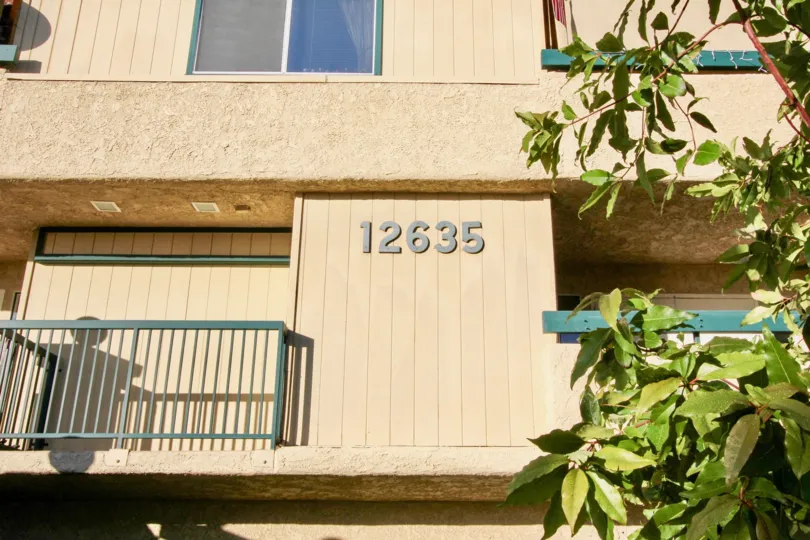 THE 12635 APARTMENT IN THE GROVE WITH THE BALCONI, TREE