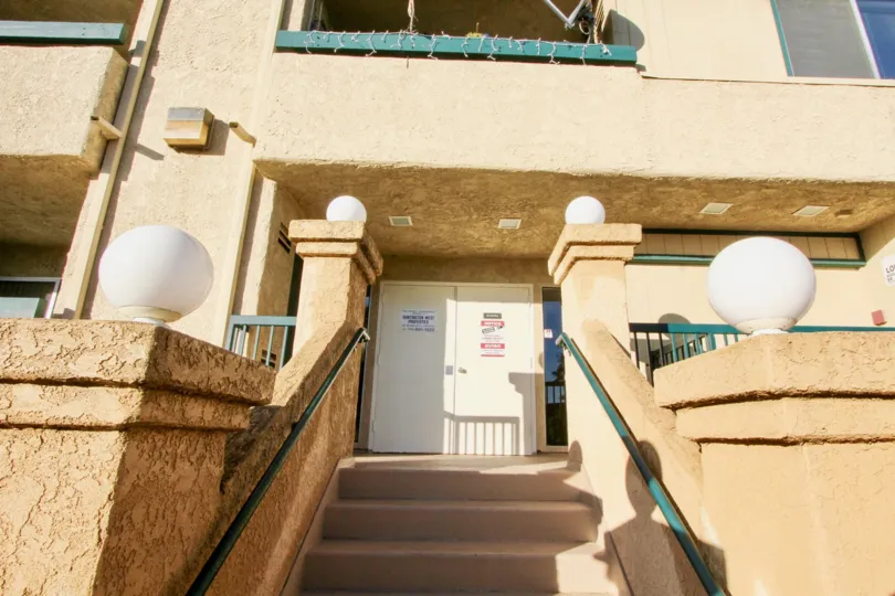 THE FLAT IN THE GROVE WITH THE UPSTAIRS, BULP, BALCONI