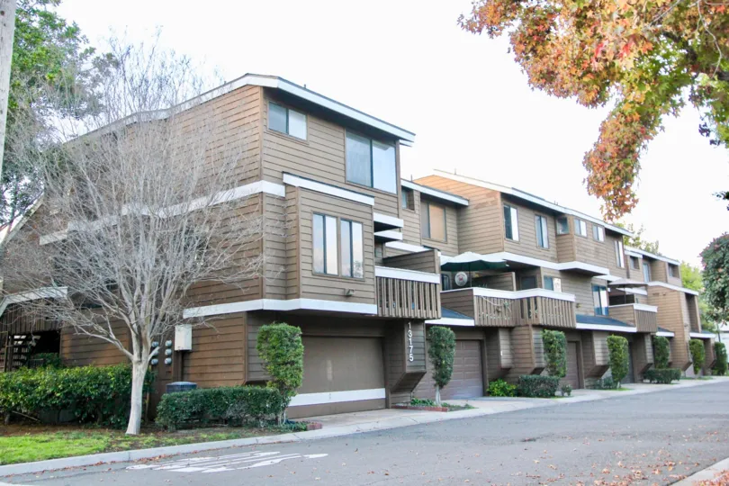 THIS IMAGE REPRESENTS THE APARTMENT IN THE CITY OF GARDEN GROVE WHICH HAS THE ONEPATHWAY AND PLANTED THE PLANTS, TREES AND HAVE THE NUMBER BOARD FOR EACH FLAT