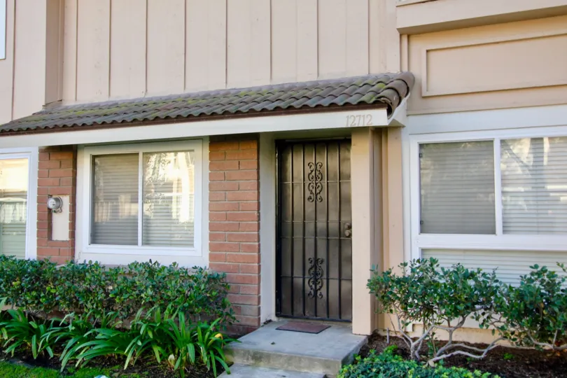 THE 12712 APARTMENT IN THE VALLEY VIEW PARK WITH THE PLANTS, TREES