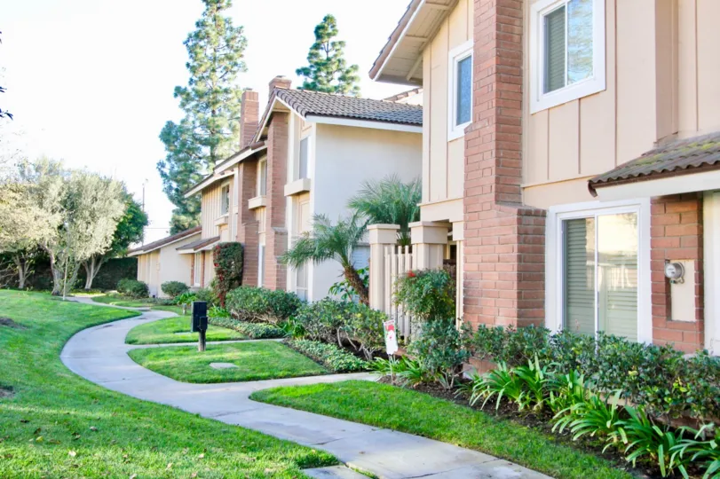 THE FLATS IN THE VALLEY VIEW PARK WITH THE PATHWAY, LAWN, TREES