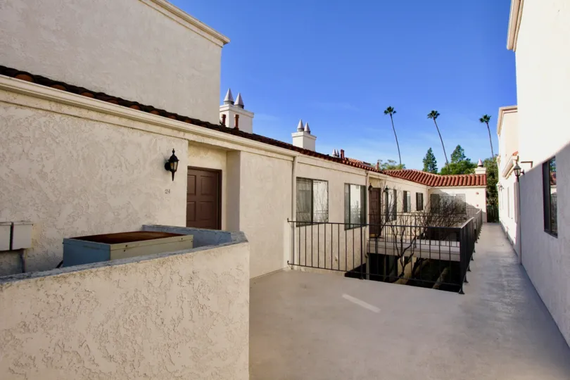 Villa Grande Mobile Home Park is located at latitude 33. 74 and longitude -117. 848. The elevation of Villa Grande Mobile Home Park is 118 feet above mean sea level.