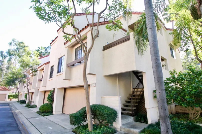 THE SIDEVIEW OF FLATS WITH PLANTS, TREES WHICH IS LOCATED IN THE CITY OF GARDEN GROVE