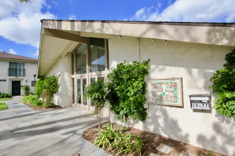 THE 10277 APARTMENT IN THE WESTBROOK WITH THE PLANTS, TREES