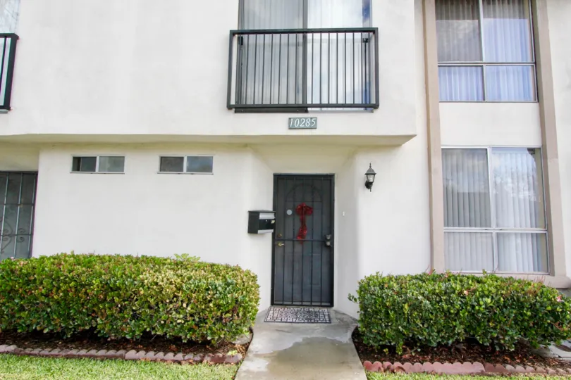 THE 10285 APARTMENT IN THE WESTBROOK WITH THE PLANTS, LAWN