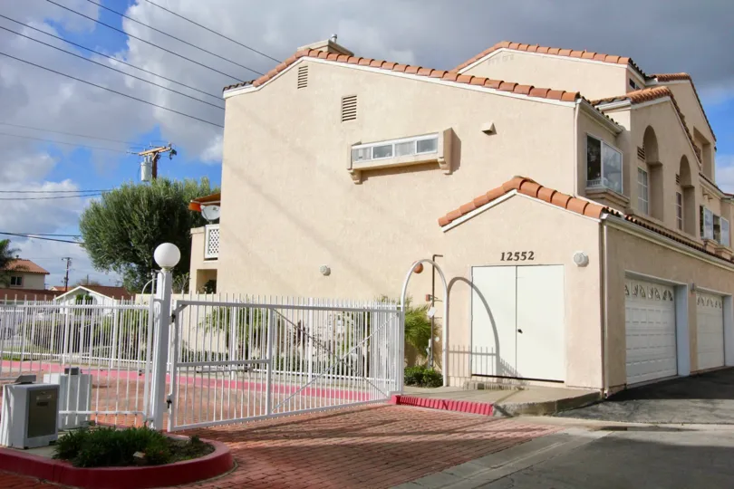 THE 12552 APARTMENT IN THE YORKSHIRE TOWNHOMES WITH THE GATE, LIGHT, SHUTTERS