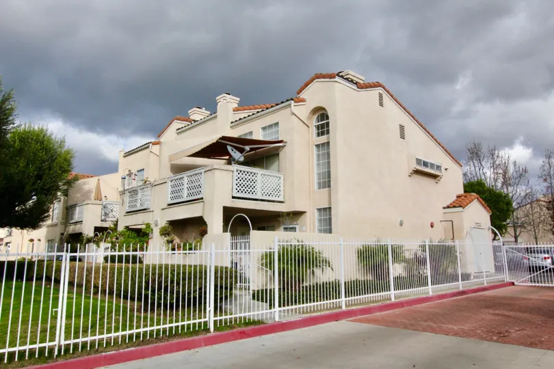 Houses at the Yorkshire Townhomes in Garden Grove with little trees and road
