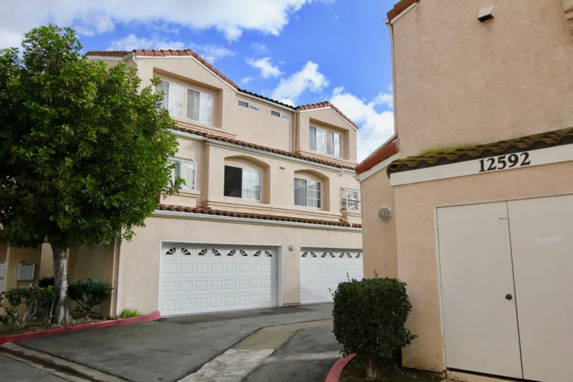 THE 12592 APARTMENT IN THE YORKSHIRE TOWNHOMES WITH THE PLANTS, SHUTTERS