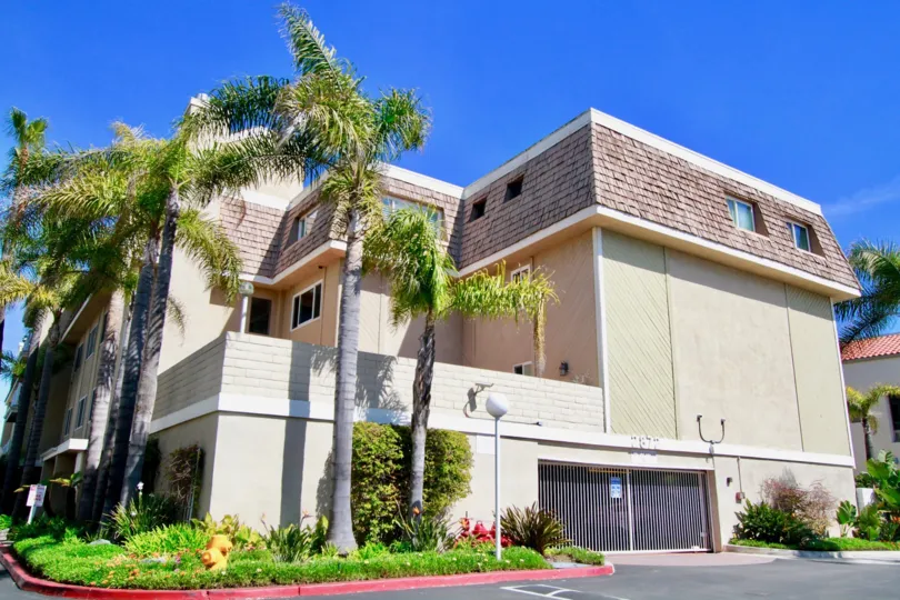 Bayport Huntington Beach California very big house painting light biscuts color palm tree cover in the house