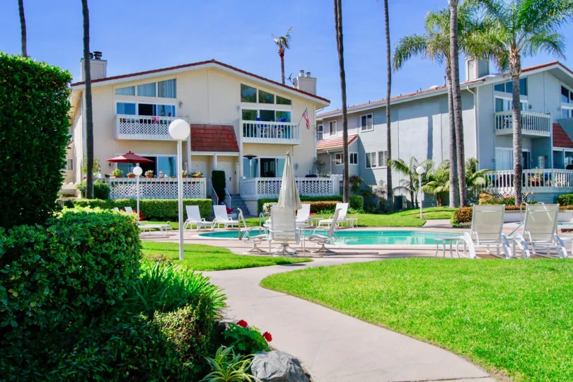 THE BAYPORT THE HOUSE LOOKINGIS AWESOME AND INFORNT THEIR IS A SWIMMINGPOOL IS GOOD FOR LOOKING IN CA