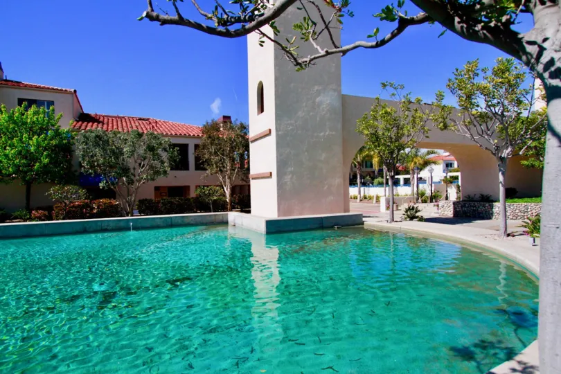 Broadmoor Huntington Harbor Huntington Beach California bulding to attach for the swing pool and blue color water end to big size piller very super
