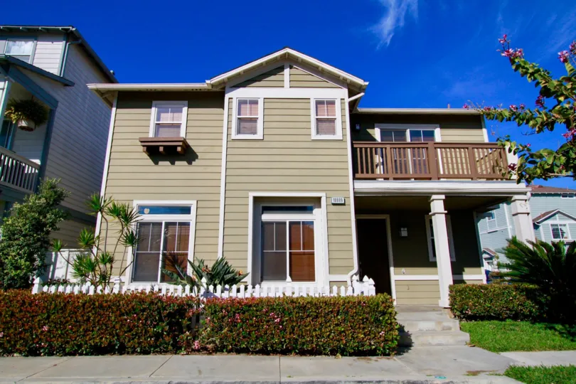 the lovely and neat home in acpe on which has flowers in front of it in huntington beach of california