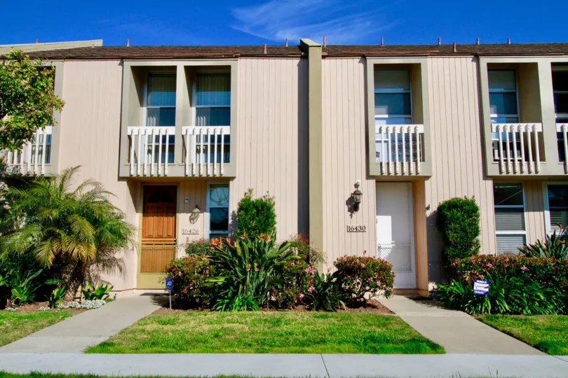 Christiana Bay Huntington Beach California building is box type house paint for biscuts color one room to another room piller attached