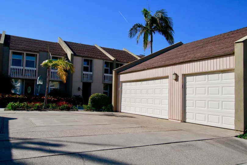 IN CHRISTIANA BAY THE HOUSE OUTSIDE VIEW IS AWESOME FOR SEEING IN IN HUNTINGTON BEACH IN CA