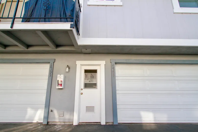the harbour heights villas of huntington beach of california has two car sheld