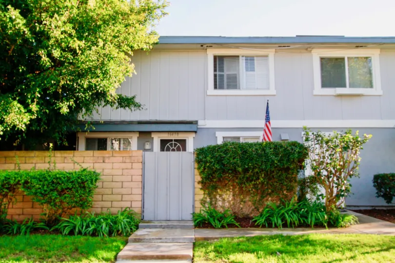 the Harbor Heights Villas in Huntington Beach in the state of California with a tree in front