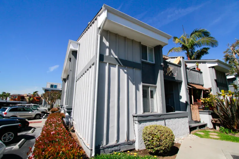 THE HOUSE WITH ROOF AND SOME CARS ARE PARKING AT THE LEFT SIDE OF THE HOUSE AND SOME PLANTS ALSO AVAILABLE AT RIGHT AND LEFT SIDE OF THE BUILDING.