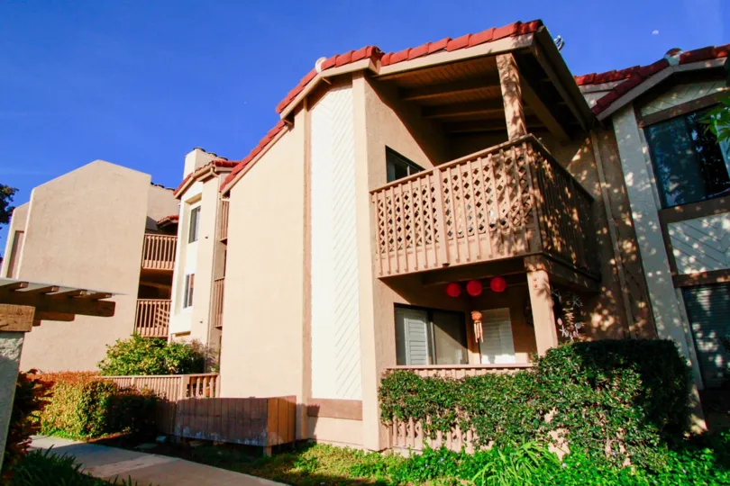 Harbour Vista Huntington Beach California old model plan building with holed balcony