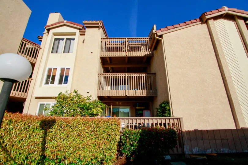 A huge and elegant home in the Harbour Vista is the residential area with nearby houses, sheds, trees, plants and also with clean streets.