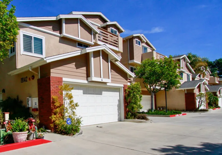 Holly Townhomes, best homes in Huntington Beach, Holly Street Townhomes in California, street play games in Huntington Beach