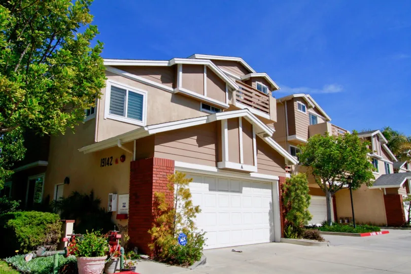 Holly Street Townhomes Huntington Beach California clean blue sky adds more beauty to house