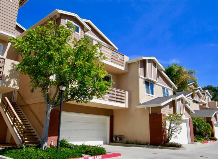 Holly Street Townhomes in California, stay in homes in Huntington Beach, town homes in California