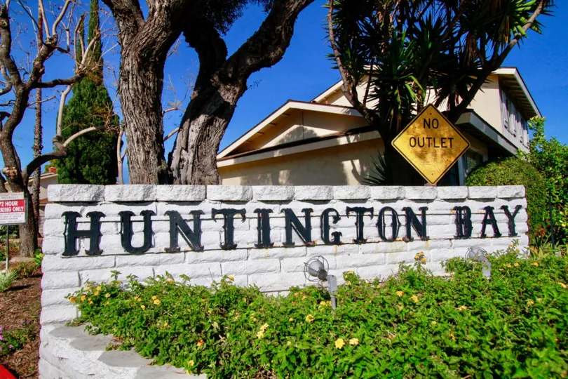 Stone entrance sign to the Huntington Bay community