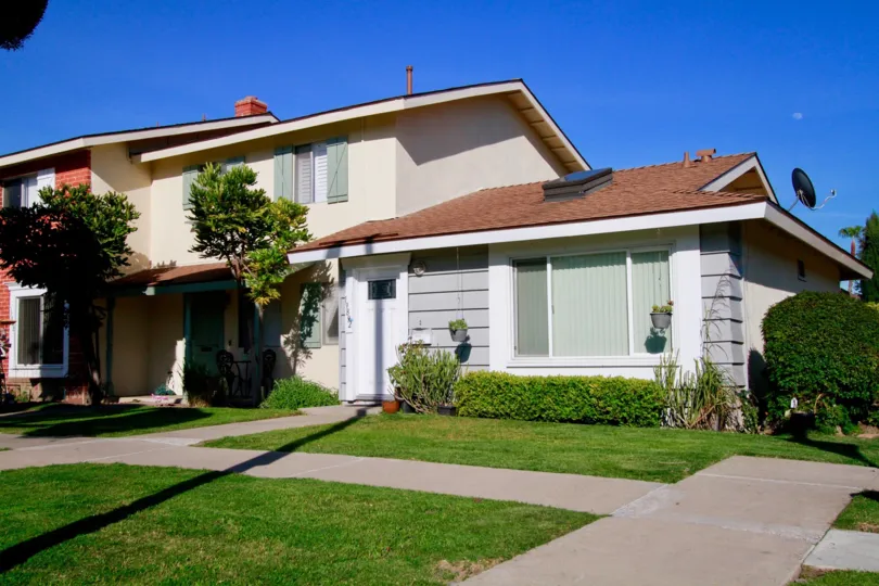 Faboulous green extended lawn in front of villa in Huntington Bay of Huntington Beach