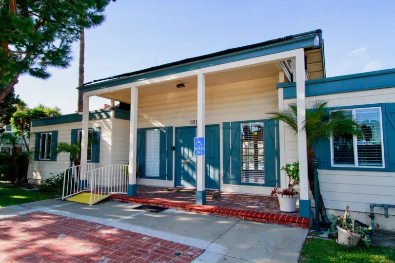 Huntington Bay Huntington Beach California small pillared front side and grid rod windows