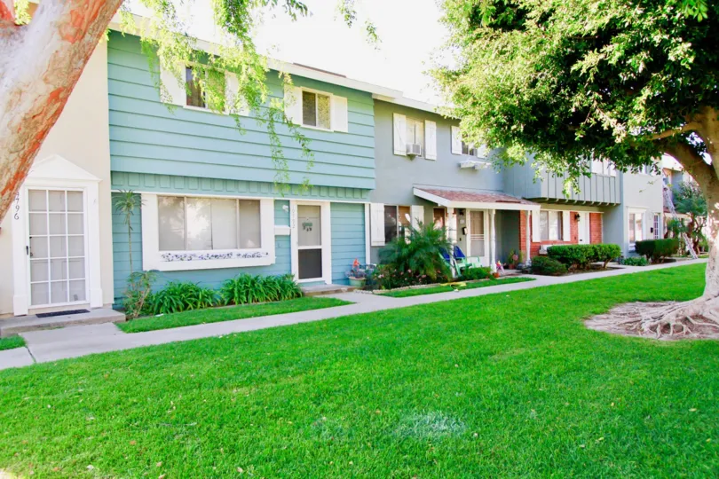 Huntington ContinentalHuntington Beach California building is very super green color paint apply glass window attached