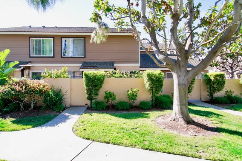 A beautiful building looking good in community of Huntington Cove in California